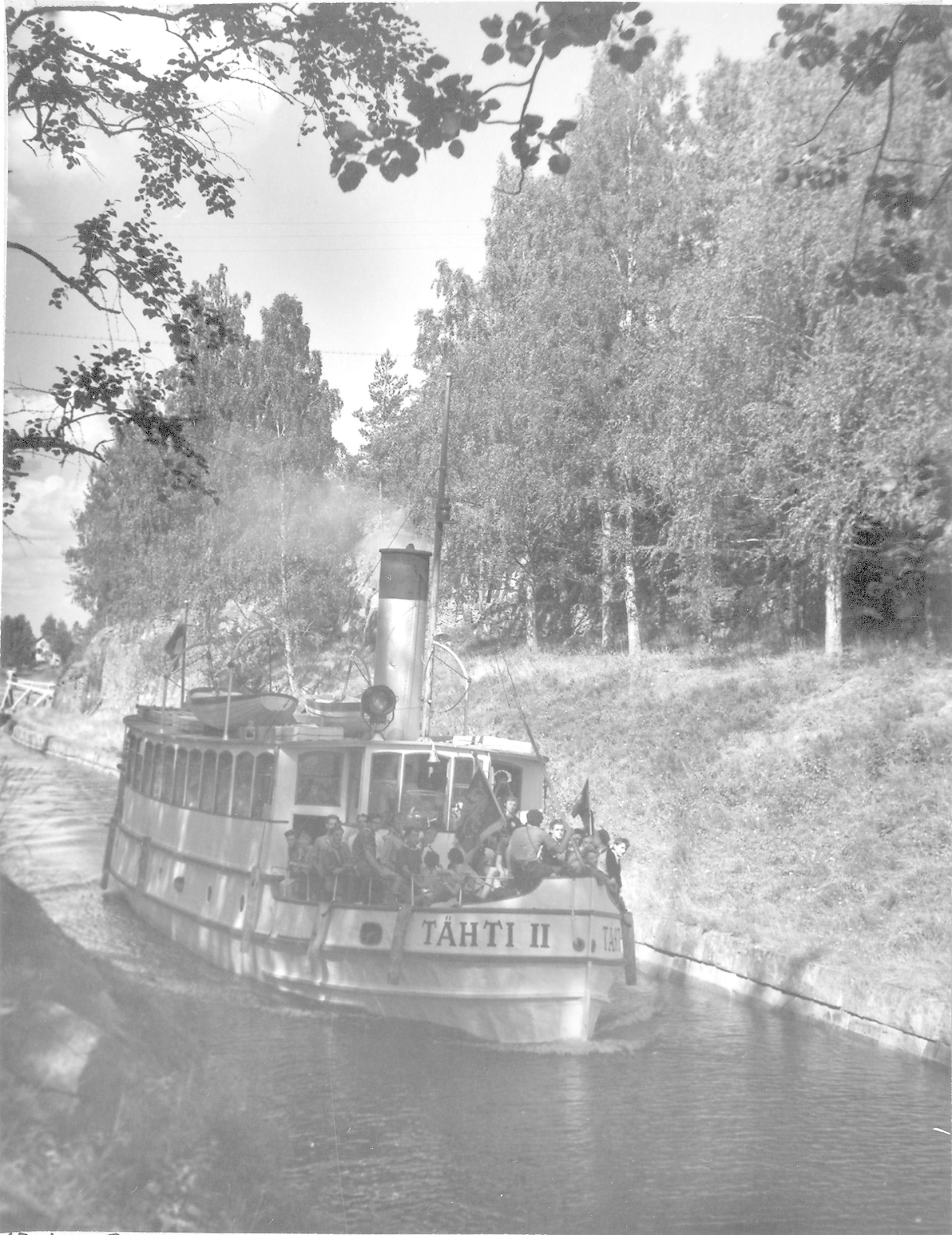 Höyrylaiva Tähti II kuljettaa matkustajia Varkaantaipaleen kanavassa Ristiinassa vuonna 1958.