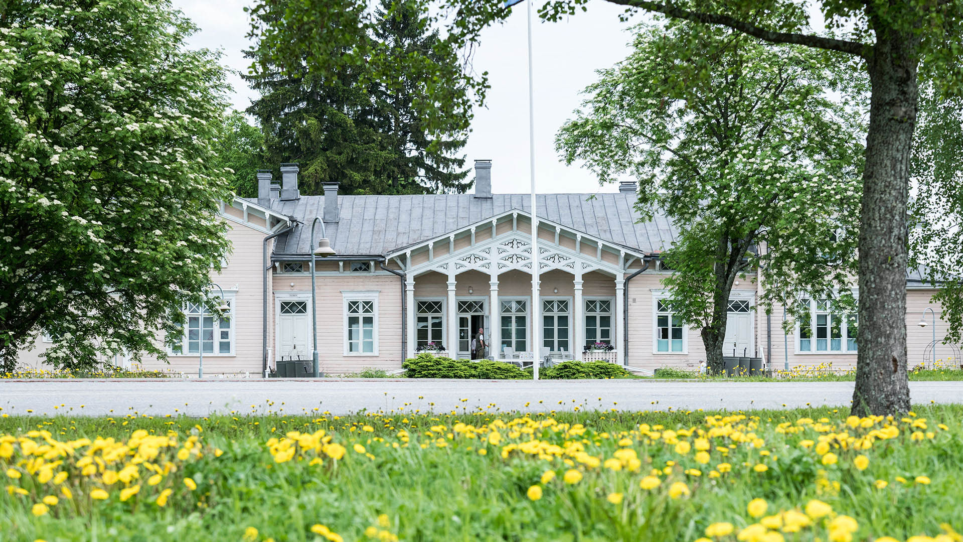 Kenkäveron vanhan pappilan vaaleanpunainen puurakennus. 