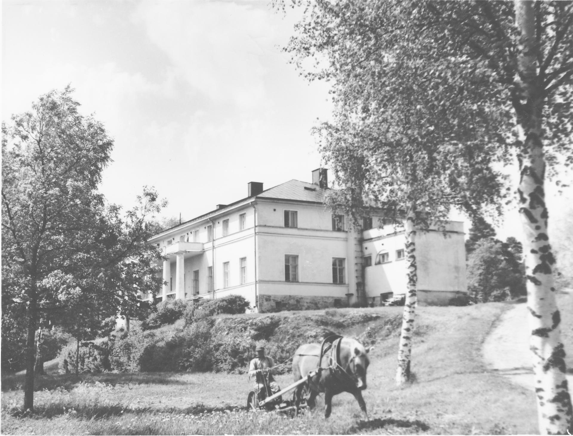 Mustavalkoinen kuva Kyyhkylän invalidikodista