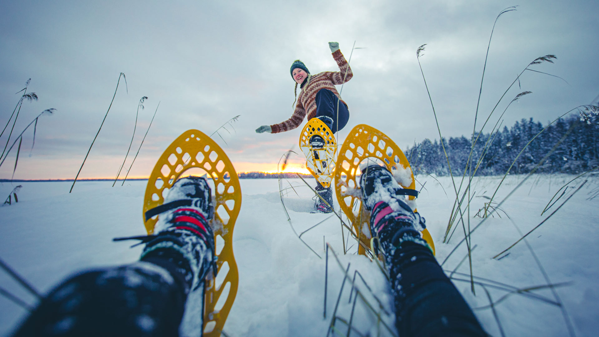 Lumikenkäilemässä järven jäällä.