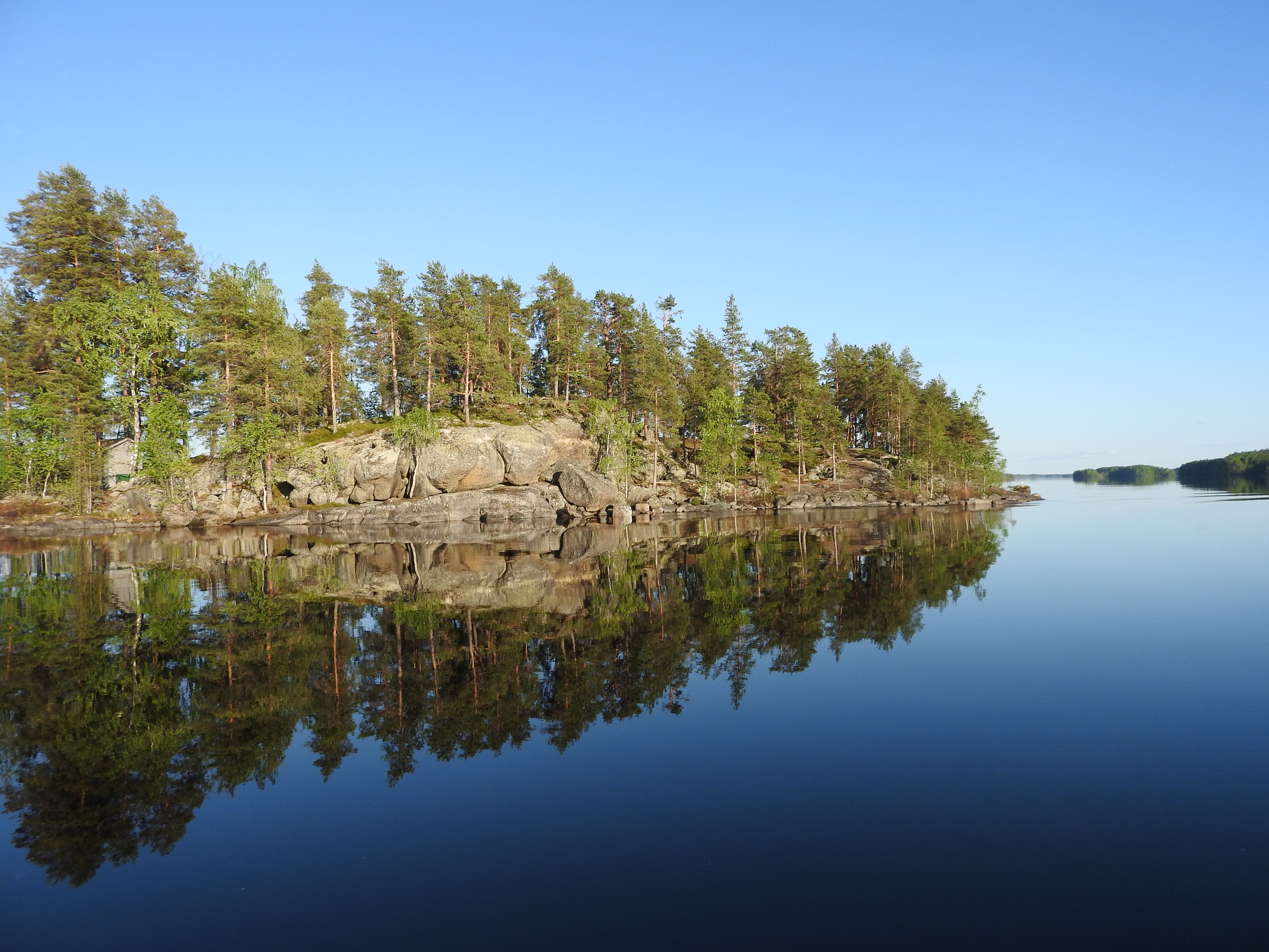 Aaltojen hioma rantakallio. 