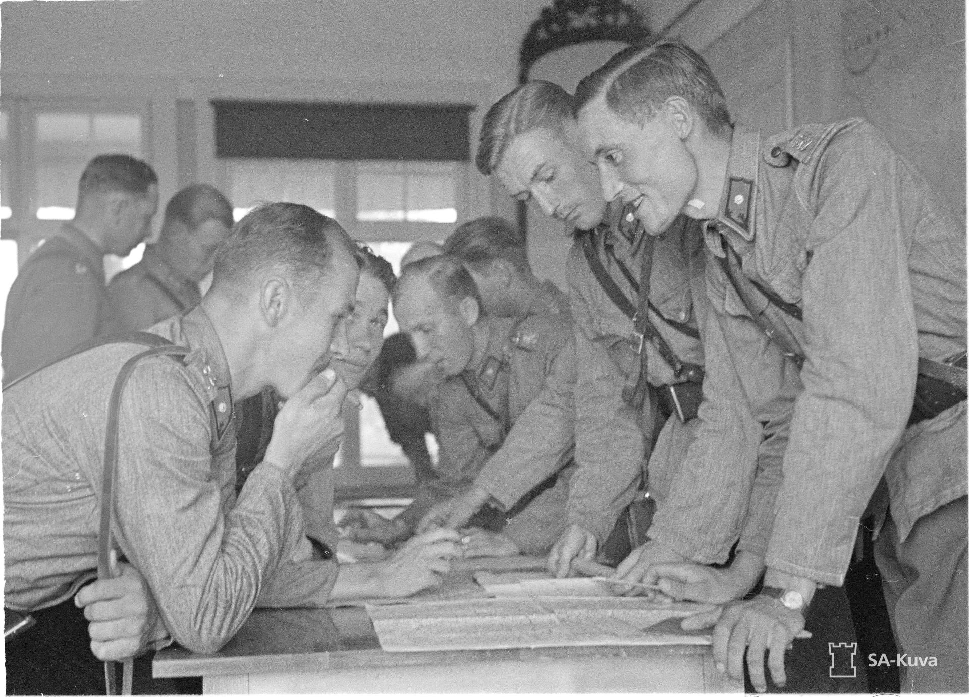 Lentäjät tutkivat lähemmin tehtävää. Mikkelin kenttä ja laivueen esikunta  30.07.1941.