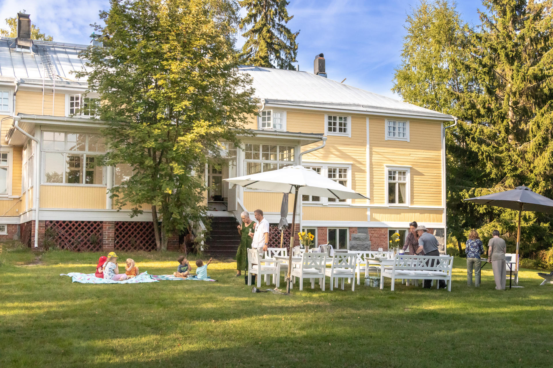 Kekkolan kartanon päärakennus ja puutarhaa