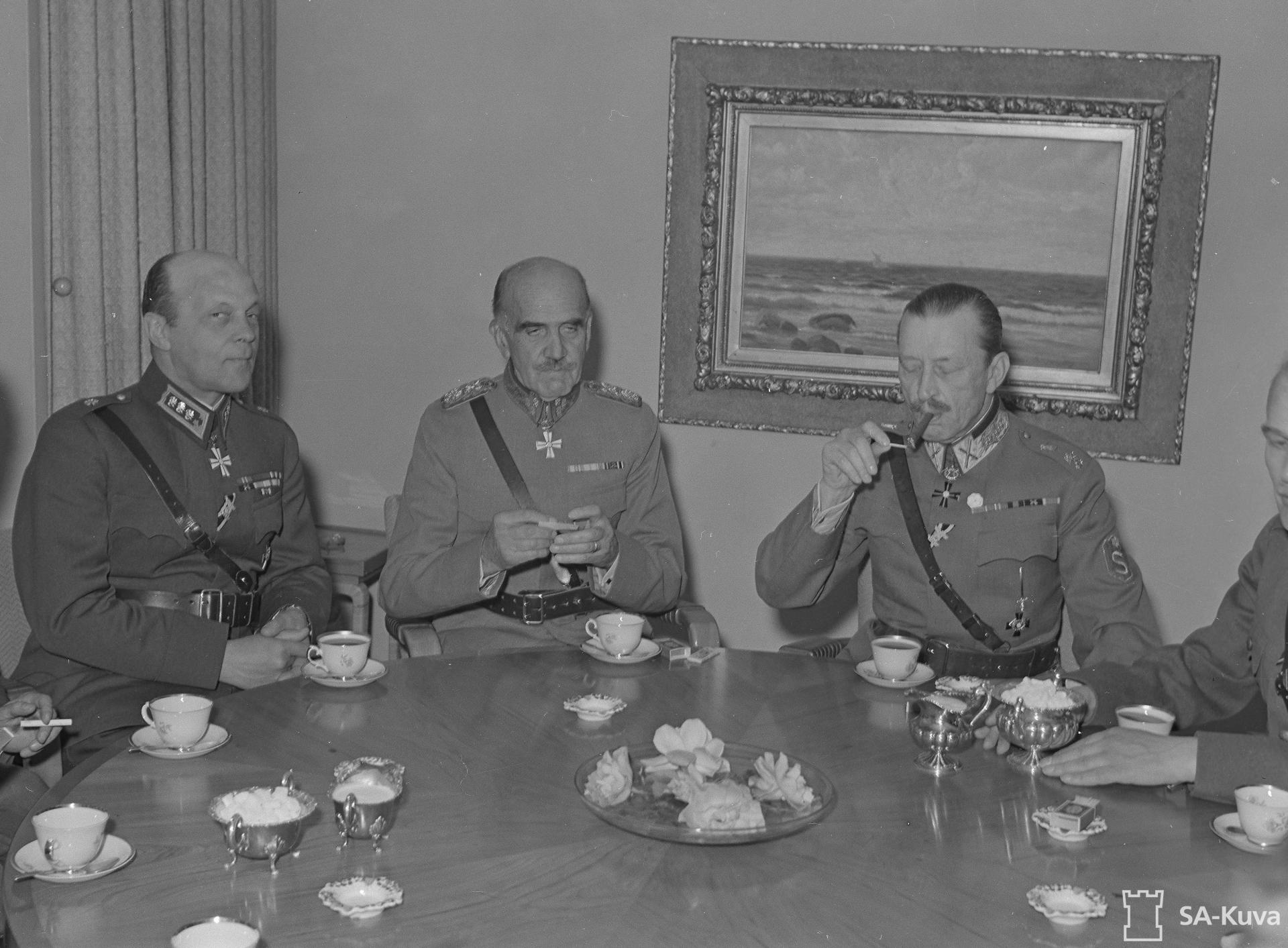 Marsalkka seurueineen klubilla 17.05.1941. Kuva: SA-kuva.