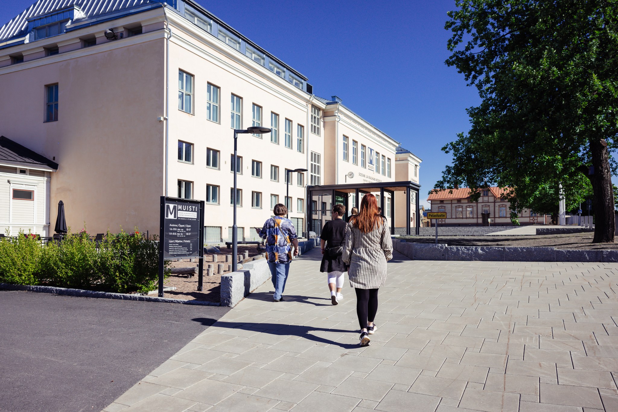 Sodan ja rauhan keskus Muisti ja Päämajamuseon edessä ihmisiä kävelemässä sisäänkäynnille.