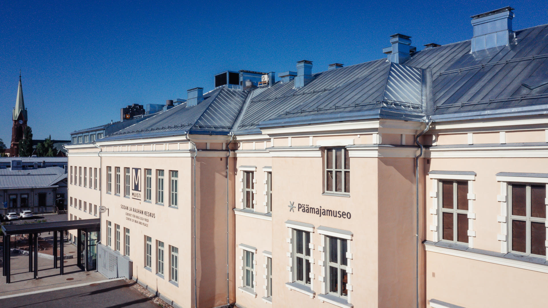 Sodan ja rauhan keskus Muisti kuvattuna ulkoa