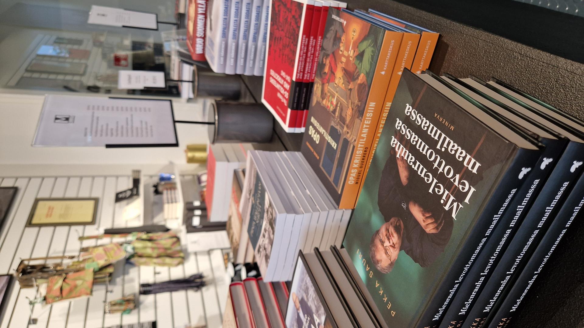 Sodan ja rauhan kesku Muistin museokaupan kirjavalikoimaa