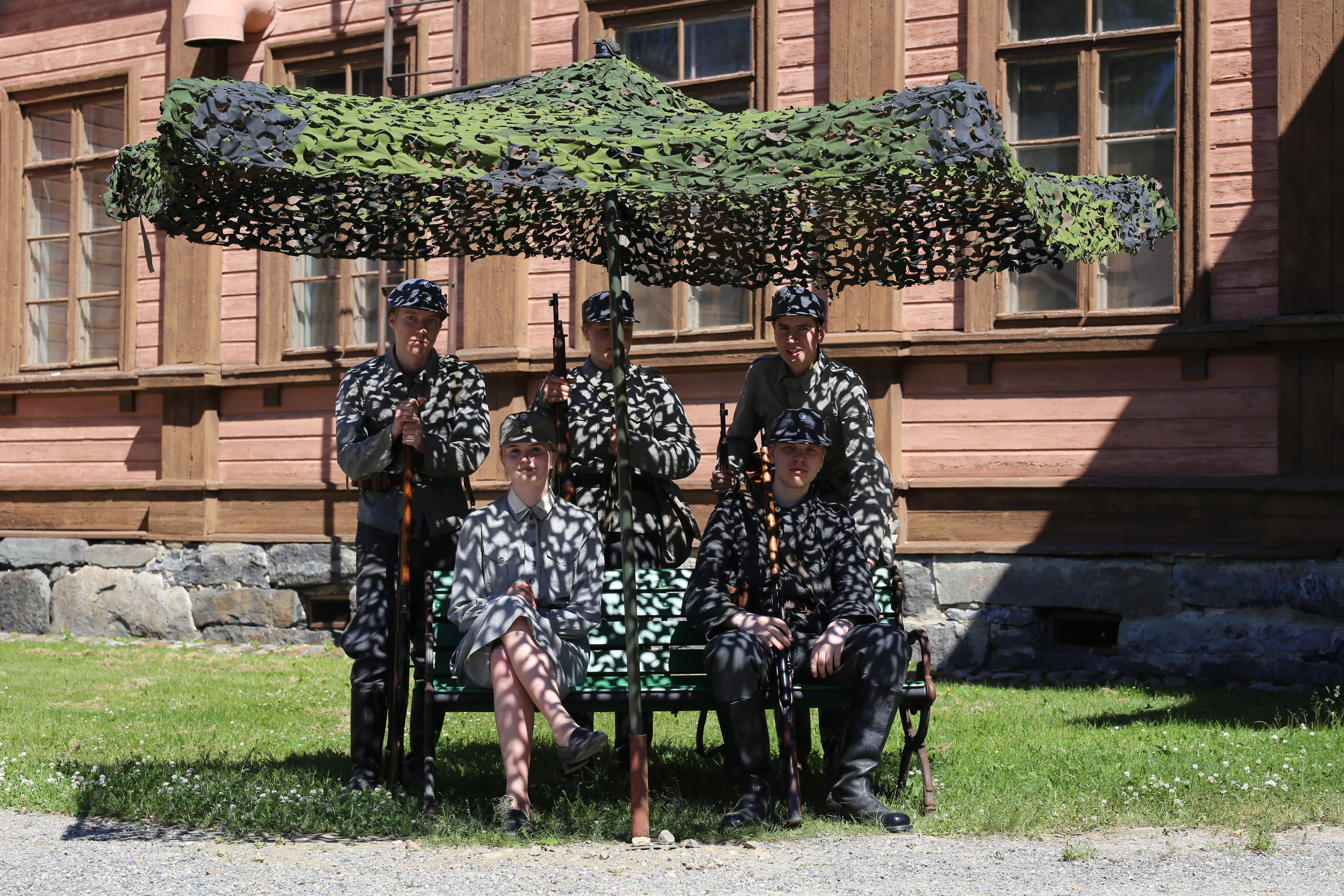 Sotilaita Jalkaväkimuseon edessä vanhalla kasarmialueella